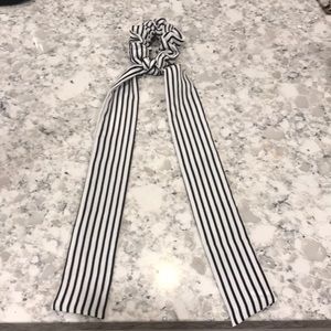 Black & white hair tie.